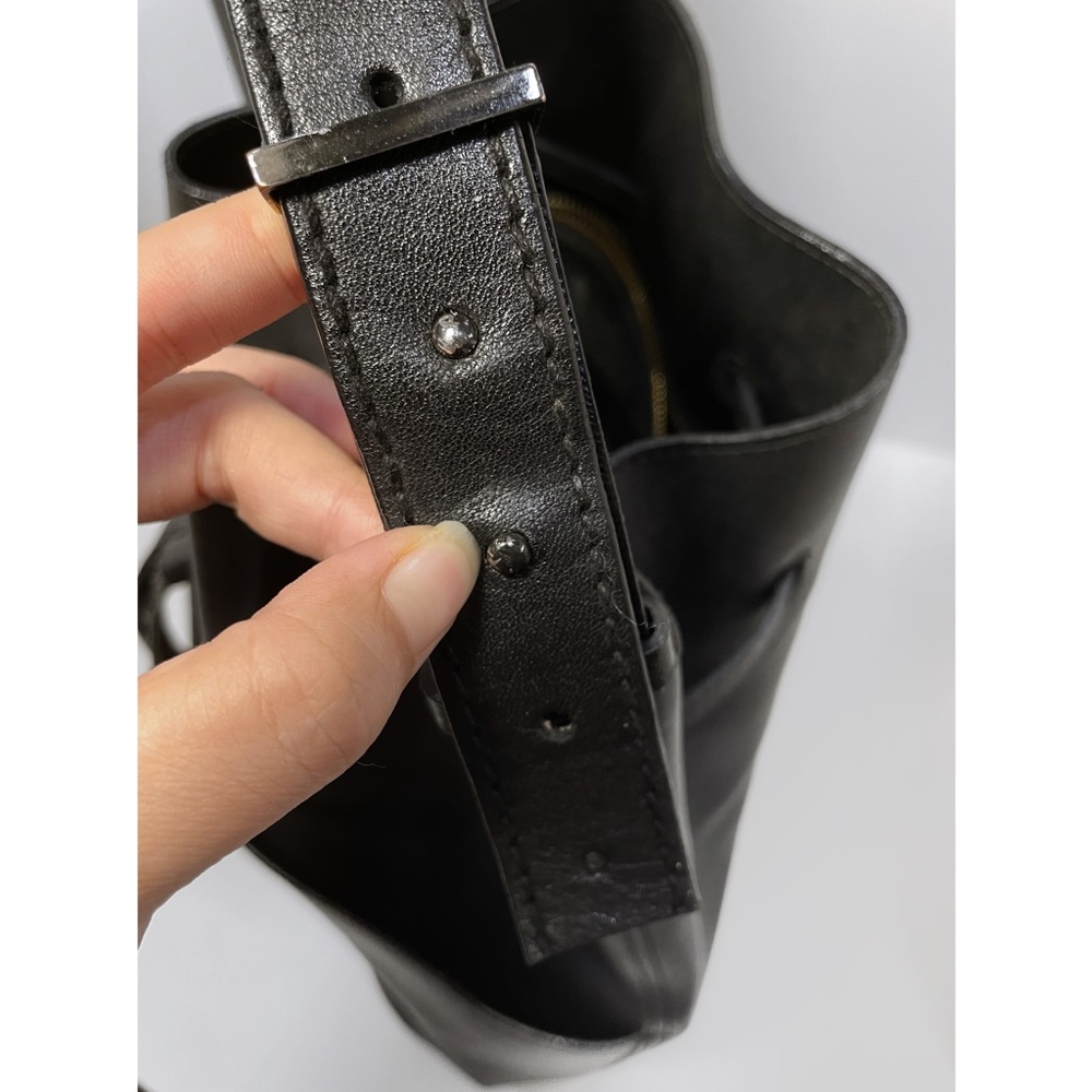 SOLD Cuyana oversized leather bucket bag - Picture 6 of 10